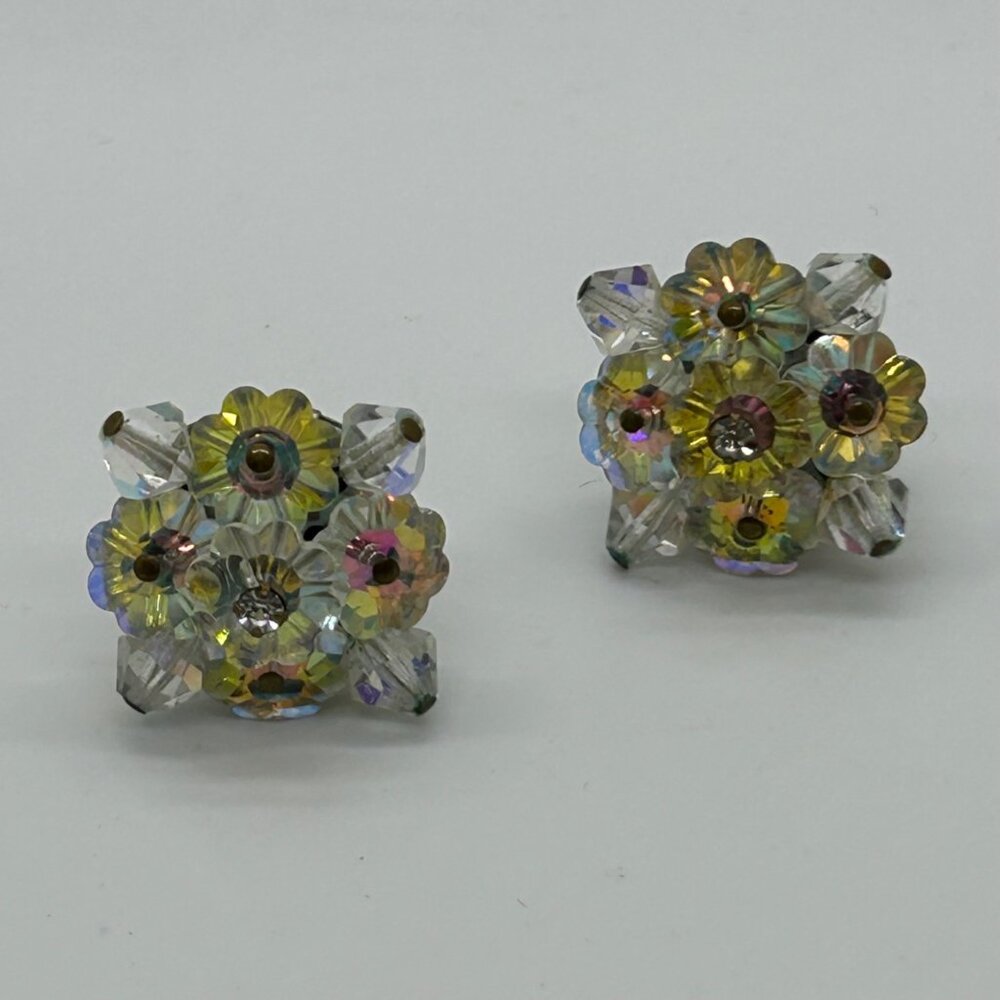 Vtg 1950s Aurora Borealis AB Crystal Cluster Marguerite Flower Clip On Earrings - Picture 4 of 14